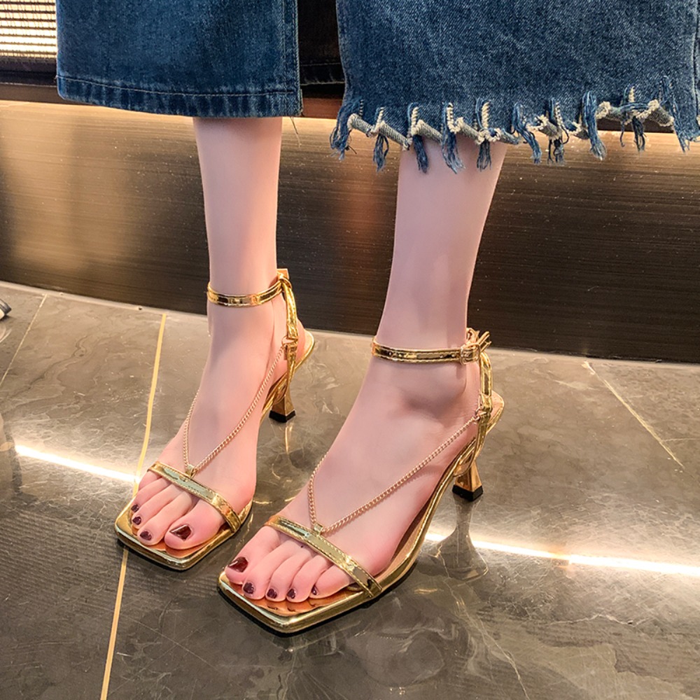 Gold Chain Sandal - รองเท้าส้นสูงแบบเปิดนิ้วเท้าประดับโซ่ทองสำหรับผู้หญิง สไตล์ใหม่ประจำฤดูร้อนปี 2026 รองเท้าส้นสูงแบบมีกระดุมสำหรับผู้หญิง