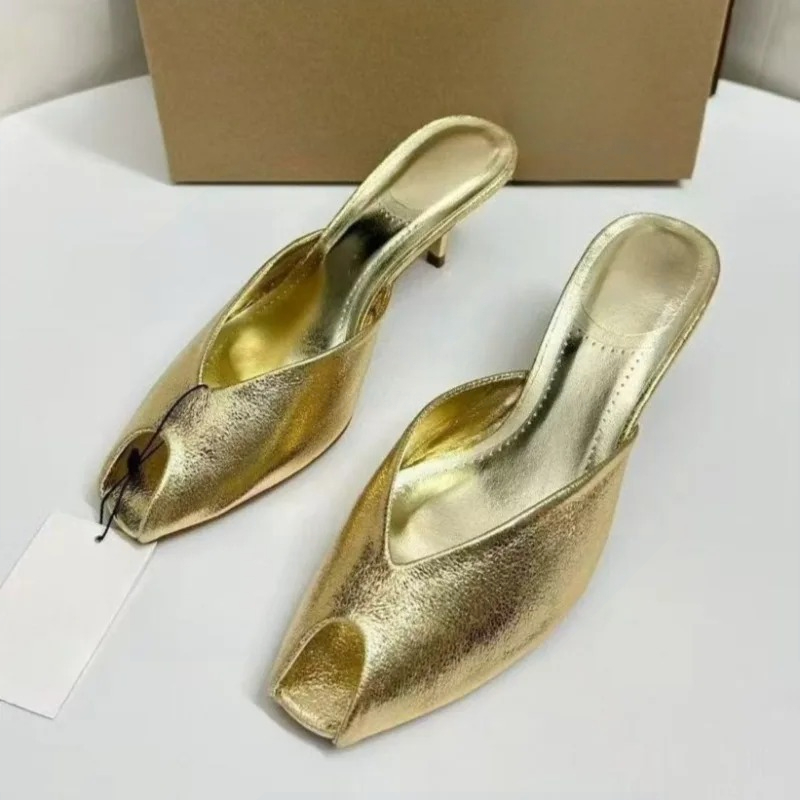 Metallic Heel Sandal - รองเท้าส้นสูงผู้หญิง ดีไซน์หรูหรา สีทอง รองเท้าแตะแบบสวมเปิดส้น แฟชั่นสำหรับผู้หญิง ส้นสูง